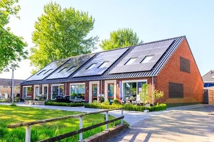 太陽光発電はやめたほうがいい？後悔しやすいケースと向いている家庭を解説