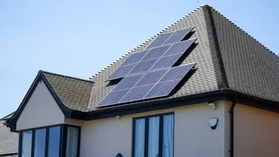 栃木県の戸建て住宅の屋根に設置された太陽光パネルのクローズアップ